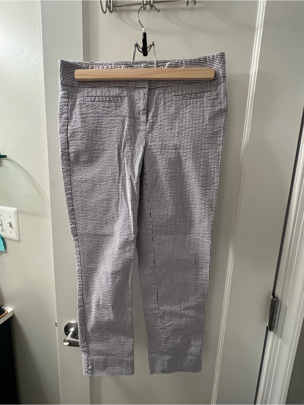 Ann Taylor Navy & White Seersucker Cropped Pants